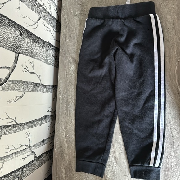 Black adidas jogging pants size 4-5 - Picture 3 of 3